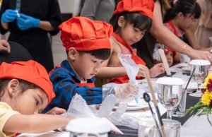 Keseruan Easter Eggscape di Hotel Ciputra World Surabaya, dari Menghias Cookies hingga Aksi Bartender Cilik
