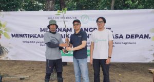 Peringati Hari Bumi 2026, Grand Mercure Malang Mirama Tanam Mangrove di Pantai Tamban Malang Selatan