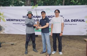 Peringati Hari Bumi 2026, Grand Mercure Malang Mirama Tanam Mangrove di Pantai Tamban Malang Selatan