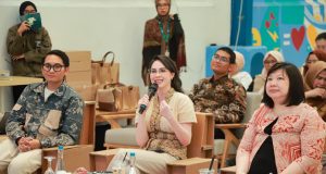 Ketua Dekranasda Jatim Arumi Bachsin Ajak Kartini Muda Penggiat Fashion dan Kriya Inovatif Terapkan Sustainable Design