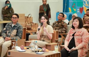 Ketua Dekranasda Jatim Arumi Bachsin Ajak Kartini Muda Penggiat Fashion dan Kriya Inovatif Terapkan Sustainable Design