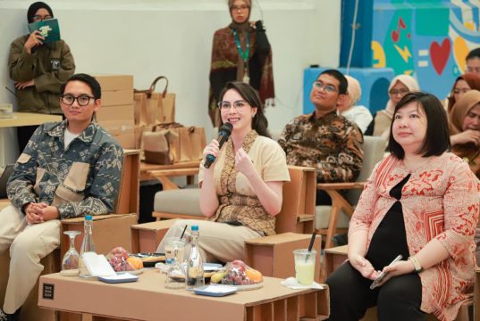 Ketua Dekranasda Jatim Arumi Bachsin Ajak Kartini Muda Penggiat Fashion dan Kriya Inovatif Terapkan Sustainable Design