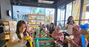 Workshop Buket Balon : Diwarnai Balon, Tawa dan Kreativitas di ARTOTEL Hayam Wuruk Surabaya