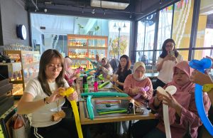 Workshop Buket Balon : Diwarnai Balon, Tawa dan Kreativitas di ARTOTEL Hayam Wuruk Surabaya