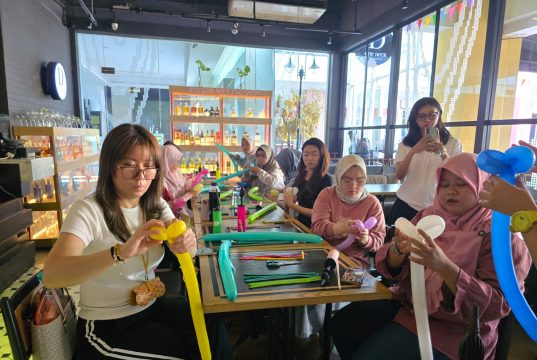 Workshop Buket Balon : Diwarnai Balon, Tawa dan Kreativitas di ARTOTEL Hayam Wuruk Surabaya