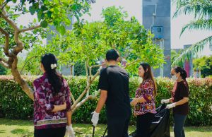 fave hotel Kediri Peringati Hari Bumi dengan Aksi Bersih Lingkungan Bersama Seluruh Staf