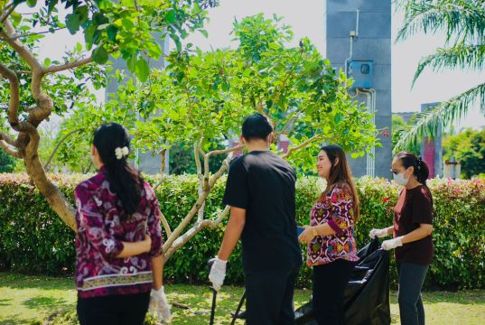 fave hotel Kediri Peringati Hari Bumi dengan Aksi Bersih Lingkungan Bersama Seluruh Staf