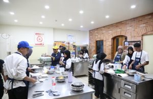 Program TEFA SMKN 3 Sukabumi Produksi 3 Ribu Toples Kue Kering Di Bulan Ramadan, Didukung Bogasari