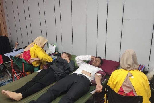 Aston Inn Jemursari Gabungkan Donor Darah, Musik Akustik, dan Healthy Juice dalam Satu Festival