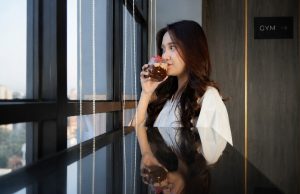 Weekend Makin Seru! Tamu Aston Inn Jemursari Ramai Nikmati Mocca Berry Sambil Sunset dan Berenang