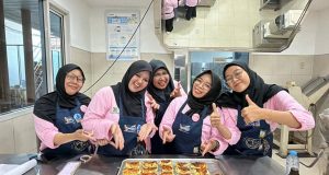 Lokamandiri Mamapreneur : Pupuk Kujang Bogasari Ajari Ibu-ibu Cikampek Tingkatkan Ketrampilan Tata Boga