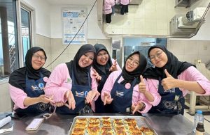 Lokamandiri Mamapreneur : Pupuk Kujang Bogasari Ajari Ibu-ibu Cikampek Tingkatkan Ketrampilan Tata Boga