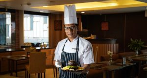 Rawon Naik Level: The Alana Surabaya Hadirkan Burger Hitam Berbumbu Kluwek untuk Sambut Idul Adha