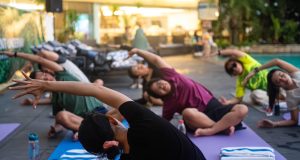 Wyndham Surabaya City Centre Peringati Hari Yoga Internasional 2026 dengan Sunset Yoga