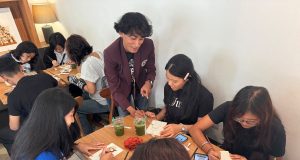 Kolaborasi Putu Wardhani, Universitas Ciputra, dan Soga Too Dorong Kreativitas Pelajar Melalui Workshop Melukis dengan Kopi