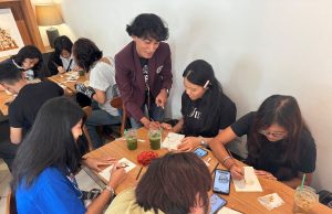 Kolaborasi Putu Wardhani, Universitas Ciputra, dan Soga Too Dorong Kreativitas Pelajar Melalui Workshop Melukis dengan Kopi