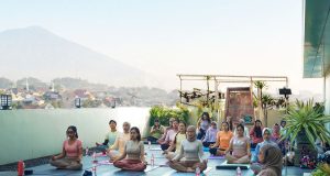 Menikmati Yoga Pagi dengan Suguhan View Pegunungan Kota Malang