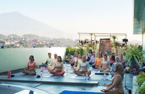 Menikmati Yoga Pagi dengan Suguhan View Pegunungan Kota Malang