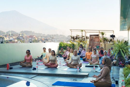 Menikmati Yoga Pagi dengan Suguhan View Pegunungan Kota Malang