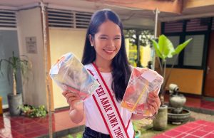 Kanaya Zaldi Dukung Gerakan Berbagi Melalui Pembagian Buku dan Alat Tulis dalam Kegiatan Makan Siang Gratis Bersama The Southern Hotel Surabaya