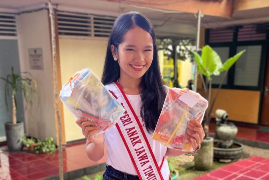 Kanaya Zaldi Dukung Gerakan Berbagi Melalui Pembagian Buku dan Alat Tulis dalam Kegiatan Makan Siang Gratis Bersama The Southern Hotel Surabaya