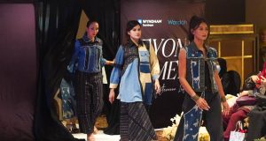 Wyndham Surabaya City Centre Dukung Karya Desainer Lokal Lewat Peragaan Busana