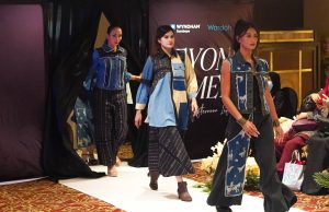 Wyndham Surabaya City Centre Dukung Karya Desainer Lokal Lewat Peragaan Busana