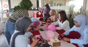 Swiss-Belinn Manyar Surabaya Dukung Industri Kreatif Melalui Fluffy Chunky Bag Workshop