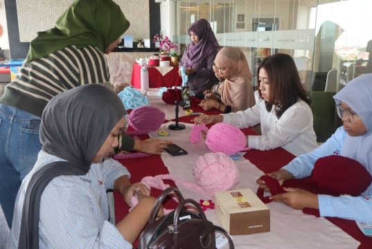 Swiss-Belinn Manyar Surabaya Dukung Industri Kreatif Melalui Fluffy Chunky Bag Workshop