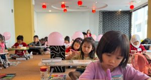 Warna-Warni Kemerdekaan : Merah Putih Dalam Goresan Anak di Crown Prince Hotel Surabaya