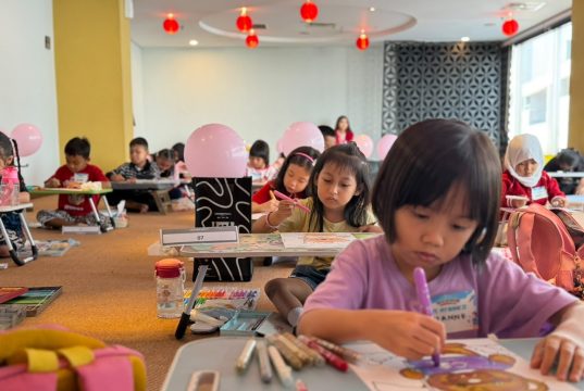 Warna-Warni Kemerdekaan : Merah Putih Dalam Goresan Anak di Crown Prince Hotel Surabaya