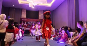 Casual Red & White : Menyambut HUT RI Ke 81, Swiss-Belinn Manyar Surabaya Gelar Fashion Show & Modelling