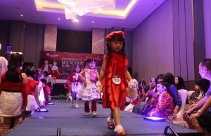 Casual Red & White : Menyambut HUT RI Ke 81, Swiss-Belinn Manyar Surabaya Gelar Fashion Show & Modelling