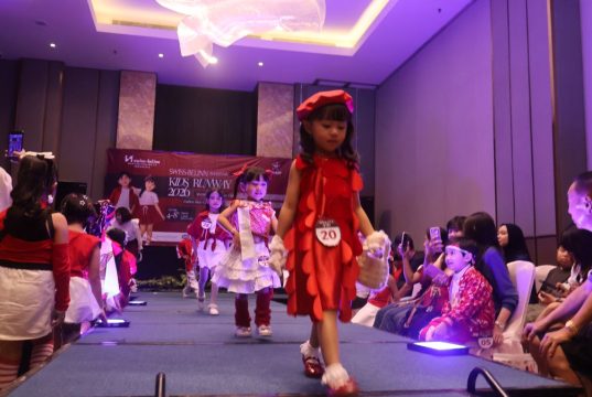 Casual Red & White : Menyambut HUT RI Ke 81, Swiss-Belinn Manyar Surabaya Gelar Fashion Show & Modelling
