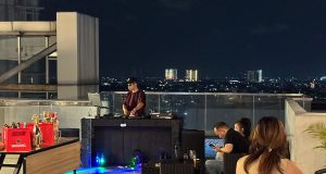 Sunset, BBQ, dan Live DJ, Cara Baru Menikmati Sabtu Malam di Rooftop Surabaya