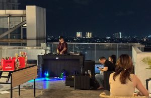 Sunset, BBQ, dan Live DJ, Cara Baru Menikmati Sabtu Malam di Rooftop Surabaya