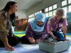 Rayakan Hari Batik Nasional, The Alana Surabaya Apresiasi Kreativitas Anak Disabilitas melalui Karya Batik Lukis