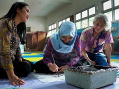 Rayakan Hari Batik Nasional, The Alana Surabaya Apresiasi Kreativitas Anak Disabilitas melalui Karya Batik Lukis