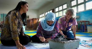 Rayakan Hari Batik Nasional, The Alana Surabaya Apresiasi Kreativitas Anak Disabilitas melalui Karya Batik Lukis