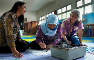 Rayakan Hari Batik Nasional, The Alana Surabaya Apresiasi Kreativitas Anak Disabilitas melalui Karya Batik Lukis