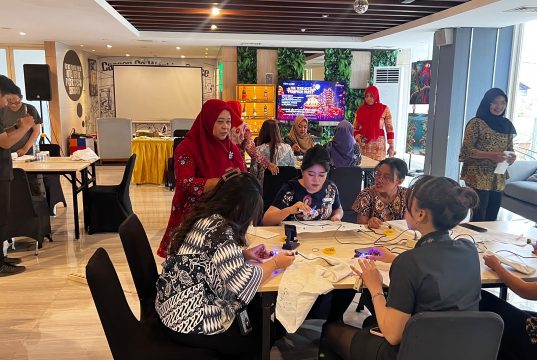 Bangga Berbatik, Lestarikan Warisan Budaya Indonesia : Kolaborasi Antara ISIK Dengan Dafam Pacific Caesar Surabaya