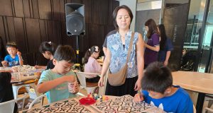 Sentuhan Warna dan Keceriaan, Anak-Anak Eksplorasi Batik Dalam Workshop di Ascott Waterplace Surabaya