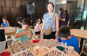 Sentuhan Warna dan Keceriaan, Anak-Anak Eksplorasi Batik Dalam Workshop di Ascott Waterplace Surabaya