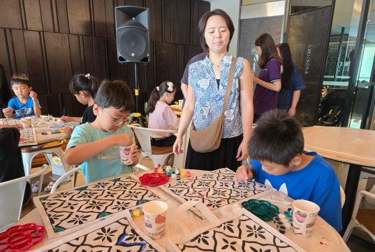 Sentuhan Warna dan Keceriaan, Anak-Anak Eksplorasi Batik Dalam Workshop di Ascott Waterplace Surabaya